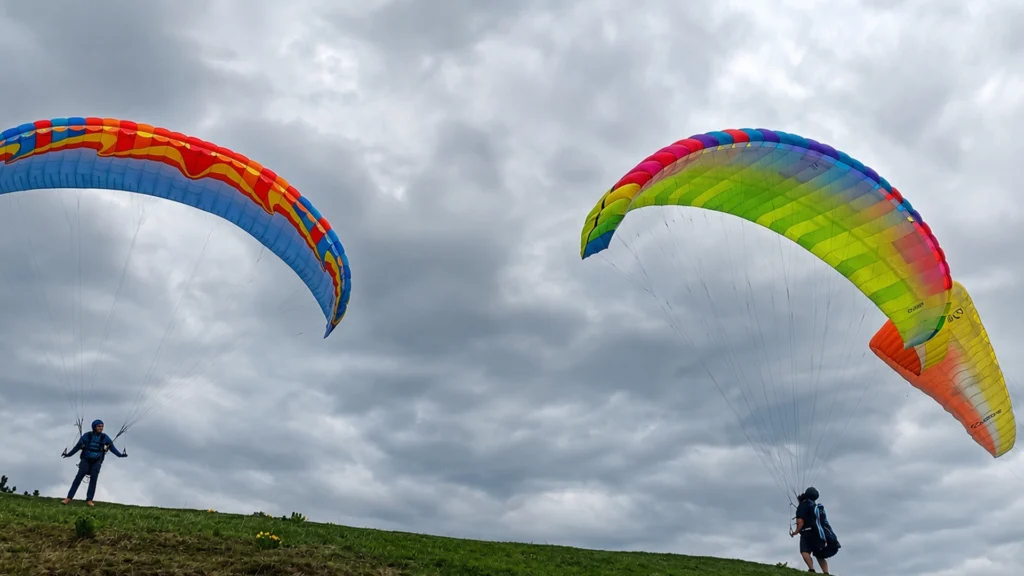 Pregătire practică în cadrul școlii de zbor cu parapanta ECO-S Paragliding, Brașov