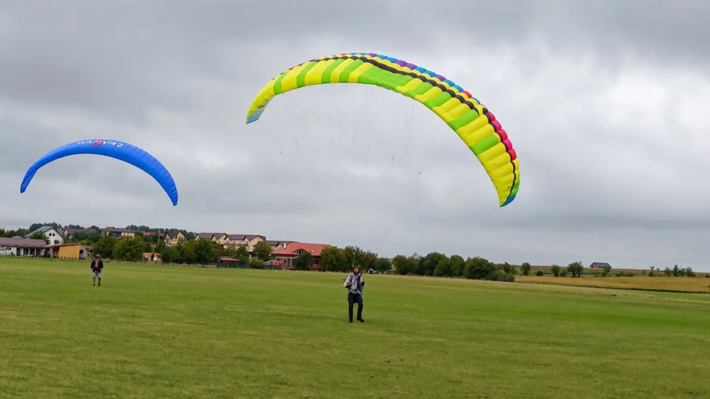 Pregătire practică în cadrul școlii de zbor cu parapanta ECO-S Paragliding, Brașov